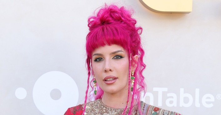 Sängerin Halsey mit pinken hochgesteckten Haaren.