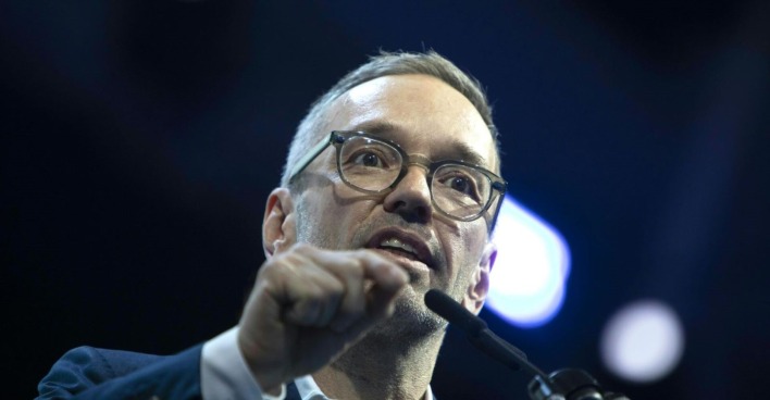 Herbert Kickl spricht in ein Mikrofon