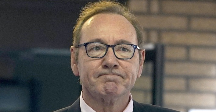 Kevin Spacey mit einer Brille.