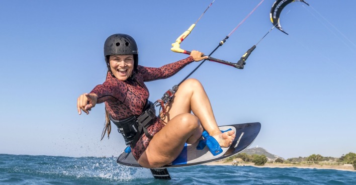 Frau am Kite vor der Insel Rhodos