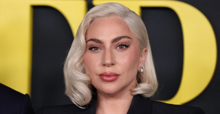 Lady Gaga mit gewellten schulterlangen blonden Haaren.