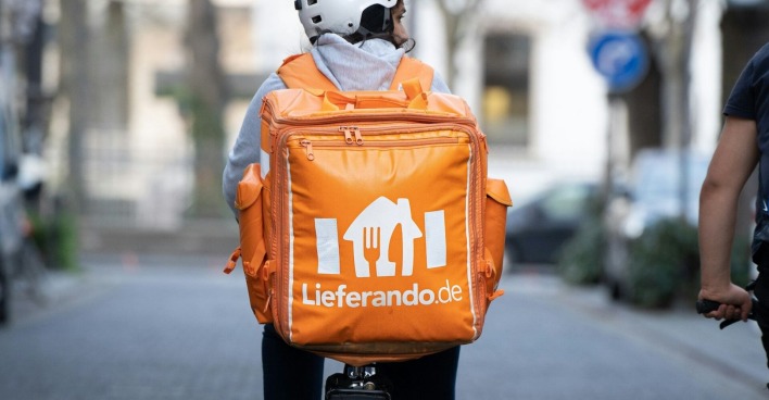 Lieferando-Fahrer von hinten
