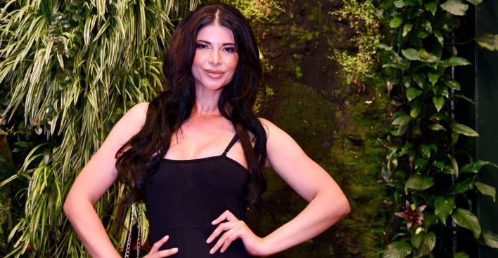 Micaela Schäfer mit einem schwarzen Top und langen schwarzen Haaren.