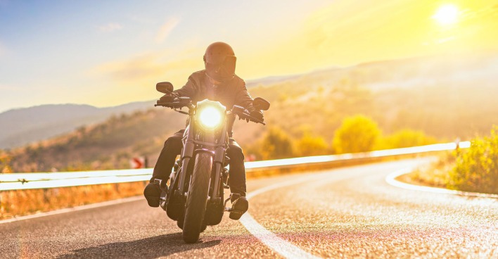 Motorradfahrer auf der Straße | Credit: iStock.com/Ljupco