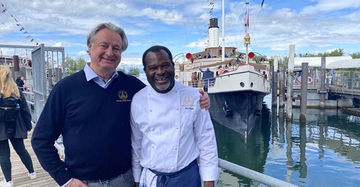 Heino Huber (Leiter Gastro) und Peter Nyaku (Leiter Küchenteam) (v. li.)