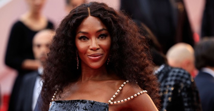 Naomi Campbell mit voluminösen gelockten Haaren auf dem Red Carpet.