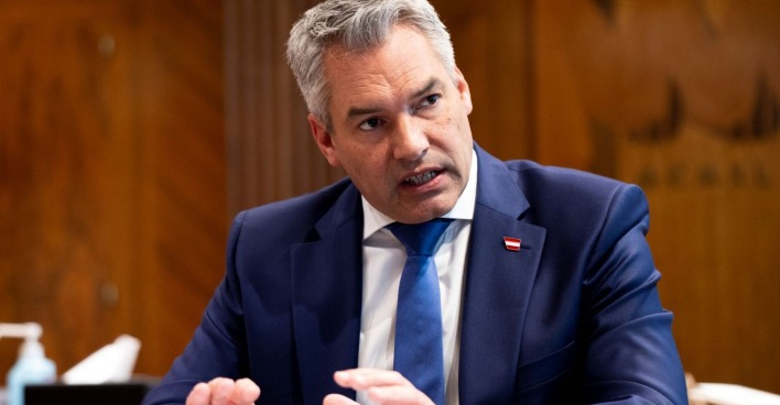 Bundeskanzler Karl Nehammer im Gespräch in seinem Büro