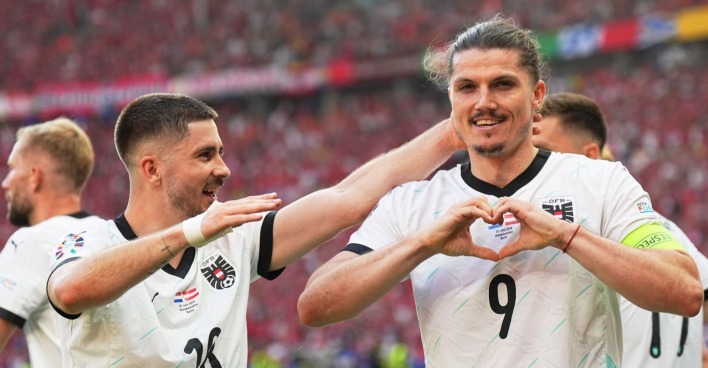 Sabitzer zeigt im Stadion ein Herz mit den Händen