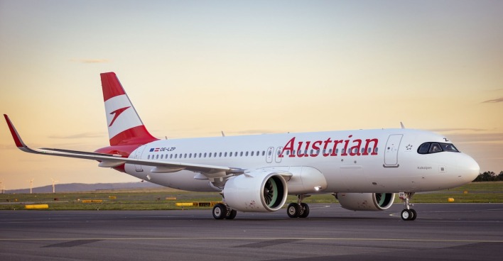 Ein Flugzeug der Austrian Airlines auf dem Boden.