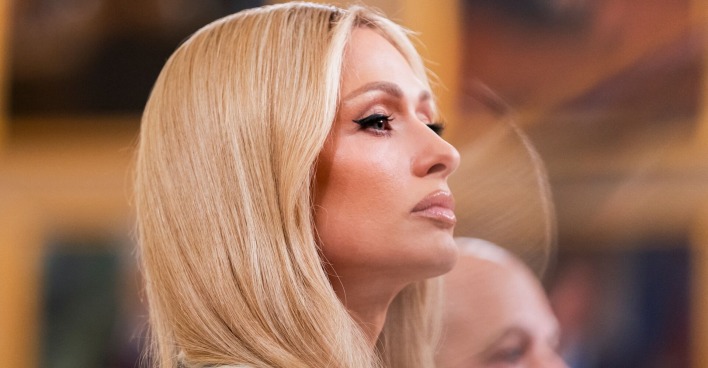 Paris Hilton mit blonden Haaren.