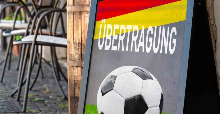 Schild im Gastgarten mit Aufschrift Übertragung