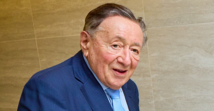 Richard Lugner mit einem blauen Smoking.