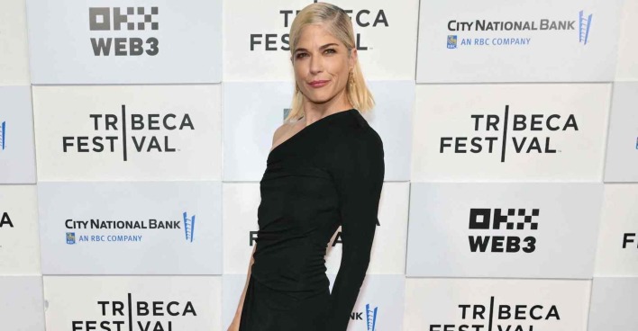 Selma Blair mit blonden Haaren und einem schwarzen engen Kleid auf dem roten Teppich.