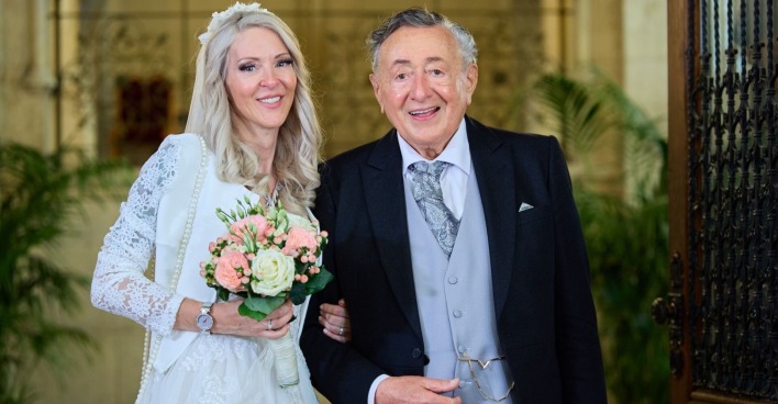 Richard Lugner und Simone Reiländer beim Standesamt in einem weißen Kleid. Lugner trägt einen Smoking.