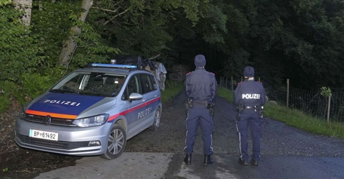 Zwei Polizisten am Einsatzort in St. Marein bei Graz.