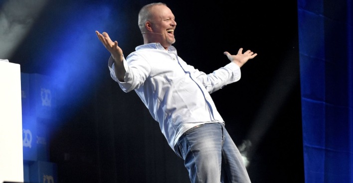 Stefan Raab mit einem hellblauen Hemd und einer Jeans.