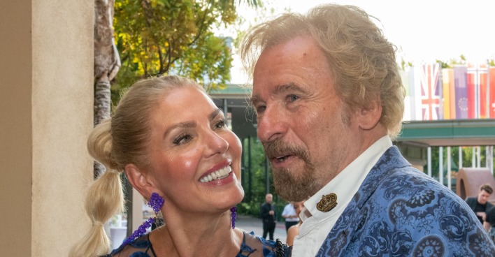 Karina Mross mit Thomas Gottschalk. Sie trägt einen blonden langen Zopf.