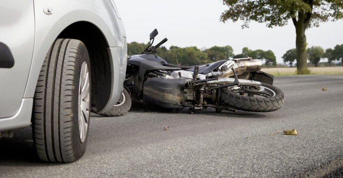 Unfall: Ein Motorrad liegt vor einem Pkw.