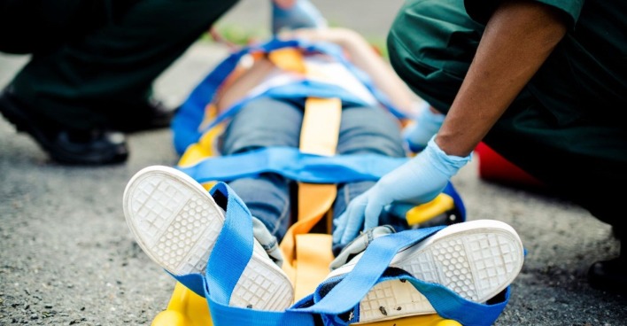 Einsatzkräfte versorgen ein verunfalltes Kind auf einer Trage.