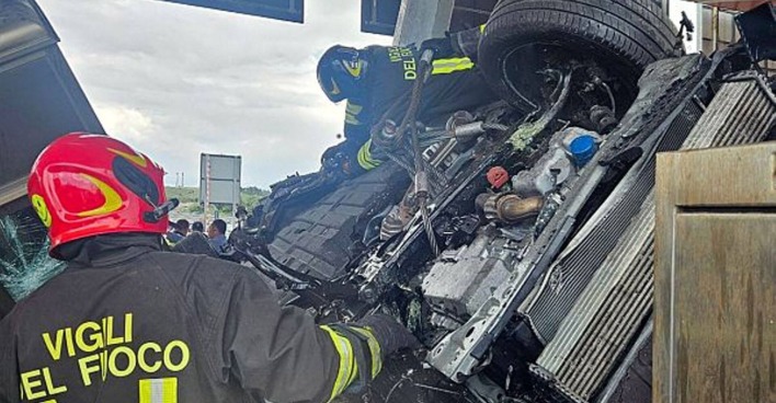 Feuerwehrleute im Einsatz, der Unfallwagen im Hintergrund.