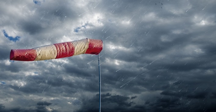 Starker Regen und Wetterfahne.