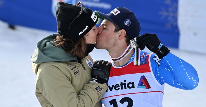 Michelle Gisin und Luca de Aliprandini küssen sich nach einen Skirennen.