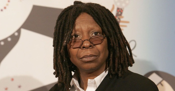 Whoopie Goldberg mit einem schwarzen Oberteil.