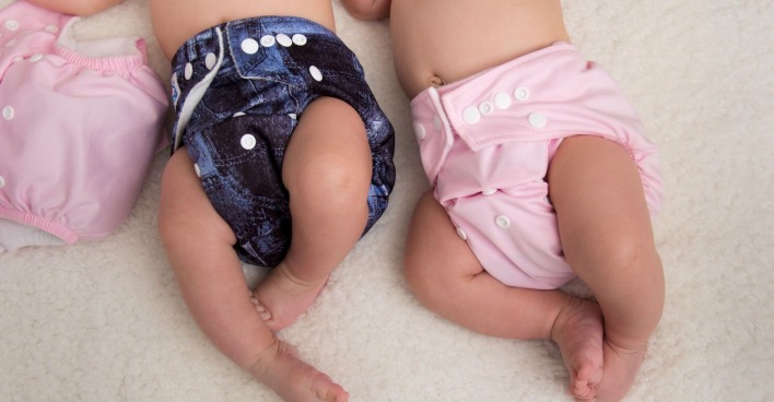 Zwei Babys mit Stoffwindeln.