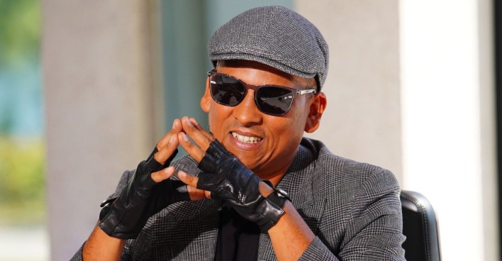 Xavier Naidoo mit einer Brille, einer Kappe und schwarzen Handschuhen