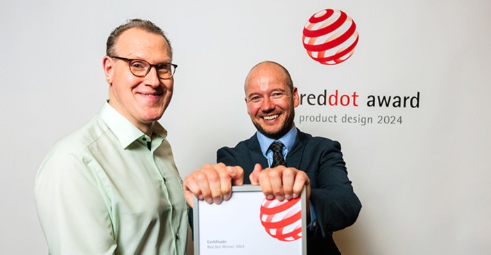 Stellvertretend für das gesamte Bachmann-Team nahmen Daniel Pfeifer (r.) und Frank Fladerer die Urkunde zum Red Dot Award in Empfang. 