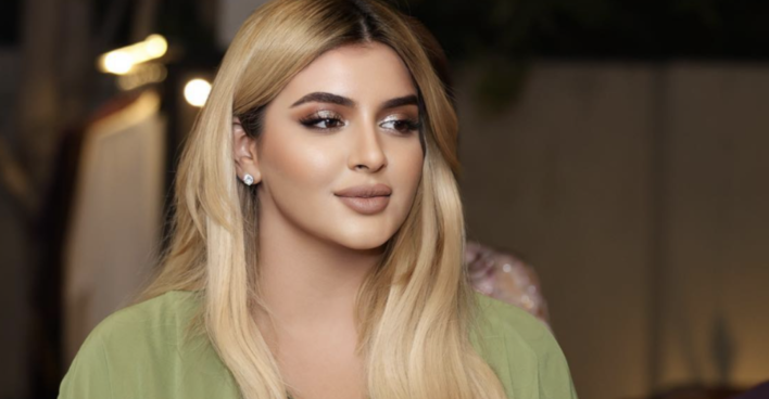 Junge Frau mit blonden Haaren und grünem Kleid