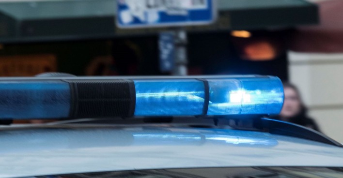 Leuchtende Sirene auf dem Dach eines fahrenden Polizeiwagens
