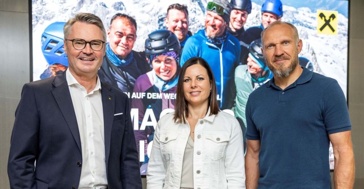 Raiffeisen-Vorstandsdirektor Rainer Stelzer, Unternehmerin Nina Wallner-Guggi und Testimonial Hermann Maier im Rahmen der Werbespot-Präsentation