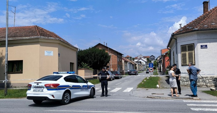 Polizei hat die Straße vor dem Altersheim in Daruvar, Kroatien, nach dem Amoklauf abgesperrt.