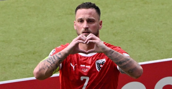 Marko Arnautovic formt mit seinen Hand ein Herz.
