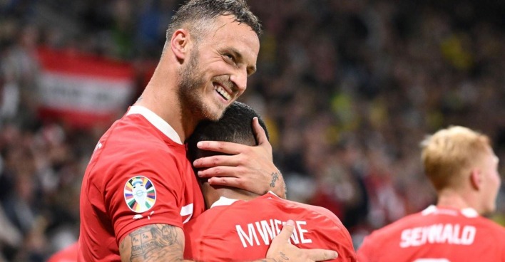 Marko Arnautovic umarmt auf dem Platz Teamkollege Phillipp Mwene.