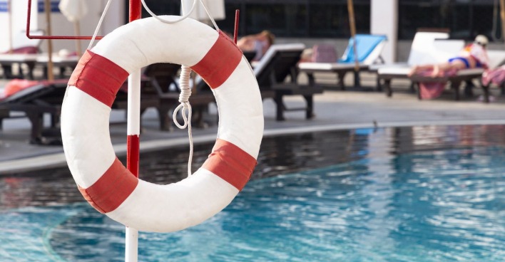 Ein Rettungsring in einem Freibad.