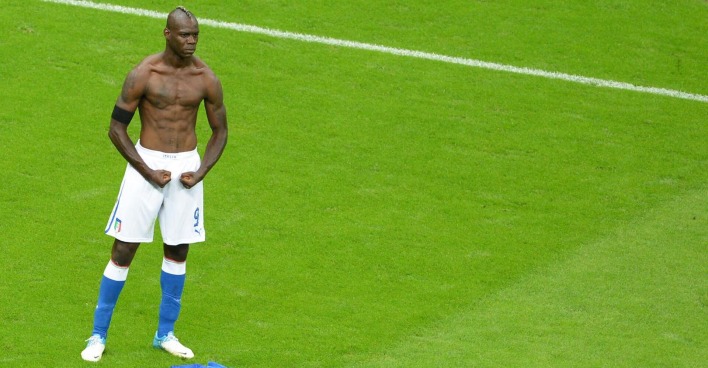 Mario Balotelli mit seiner typischen Pose im EM-Spiel gegen Deutschland 2012.