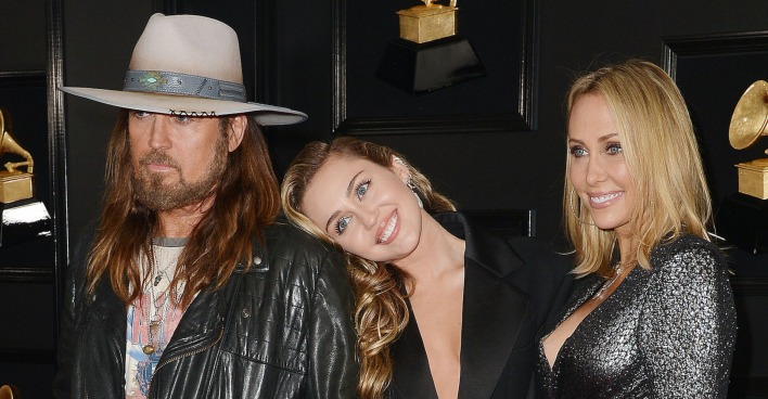 Billy Ray Cyrus, Miley Cyrus und Mutter Tish Cyrus auf dem Red Carpet.