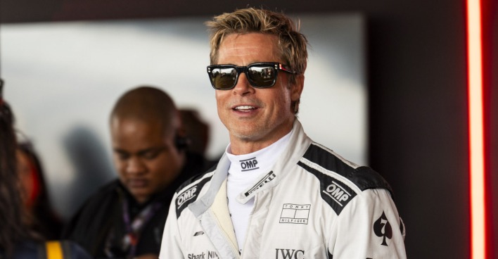 Ein Mann mit Sonnenbrille trägt einen weißen Rennanzug