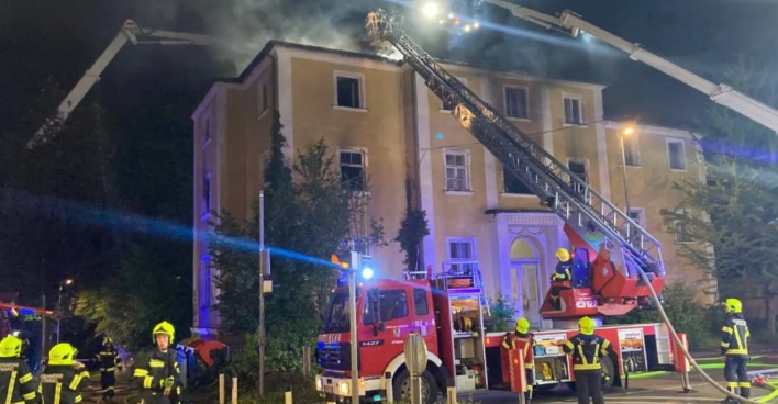 Feuerwehrleute löschen den Brand im Gebäude.
