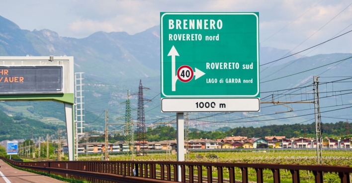 Schild "Brennero" auf der italienischen Brennerautobahn