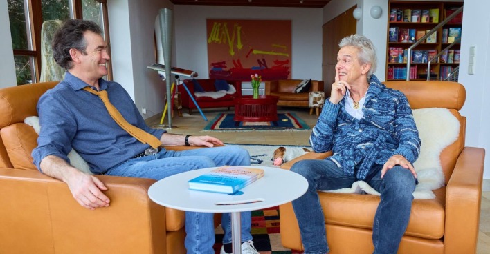 Thomas Brezina und sein Mann Ivo Belajic sitzen an einem Tisch.