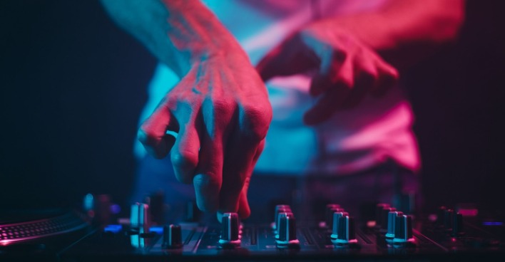 Ein DJ an den Turntables.