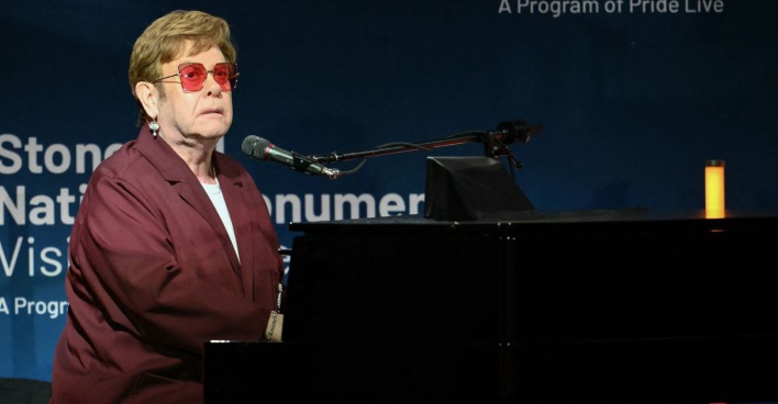 Ein Mann mit Brille sitzt an einem Klavier