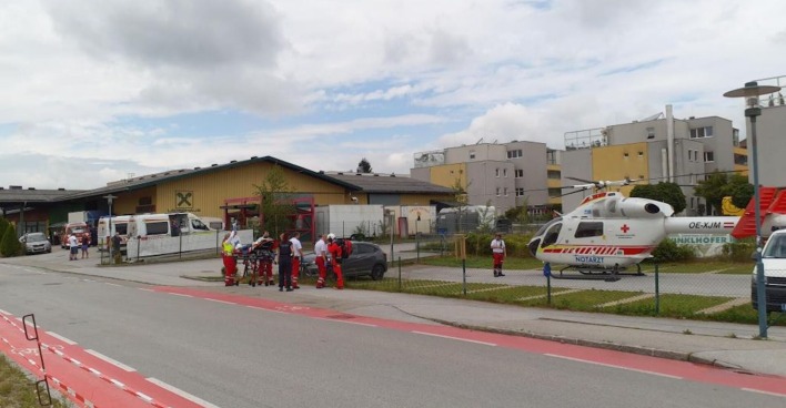 Feuerwehr und Rettungskräfte am Einsatzort in Seekirchen.