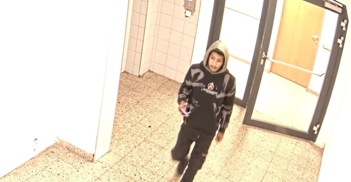 Der mutmaßliche Täter im Stiegenhaus.