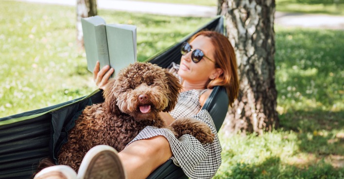 Frau liest ein Buch in der Hängematte | Credit: iStock.com/Solovyova