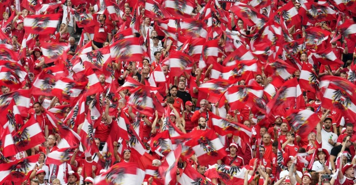 jubelnde Fußball-Fans mit Österreich-Flaggen