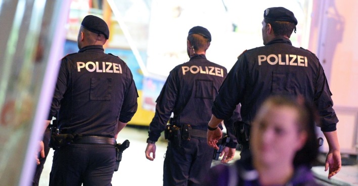 Drei Polizisten in der Menge